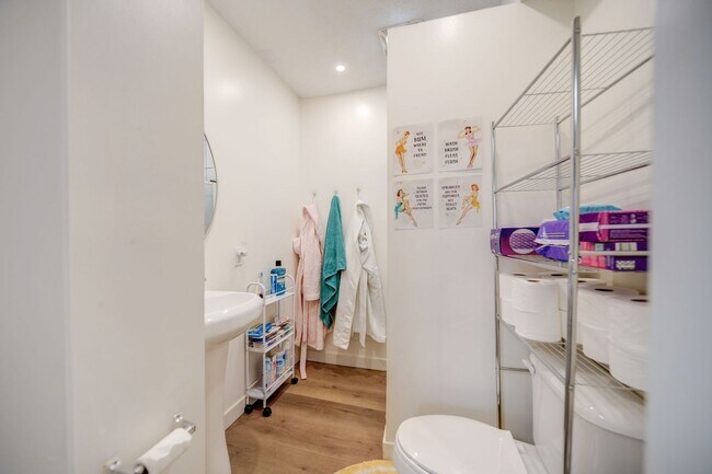 Building Photo - Massive 10 Bedroom Newly Renovated House P...