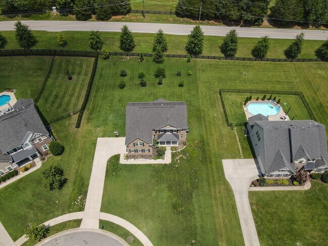 Building Photo - **RARE, EXECUTIVE HOME ON OVER HALF AN ACRE IN WILLIAMSON COUNTY BRENTWOOD ZONED FOR BRENTWOOD MI...