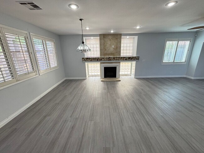 Building Photo - Gorgeous 4bed /5bath home nestled in a gre...