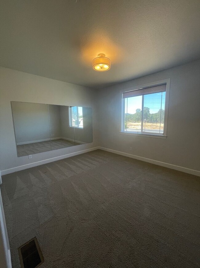 Building Photo - NEWER BUILT 3 BED/2 BATH HOME