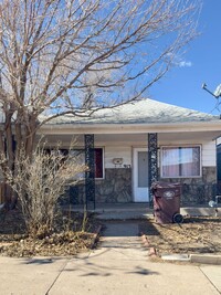 Building Photo - 3 bedroom 2 Bath with sun room