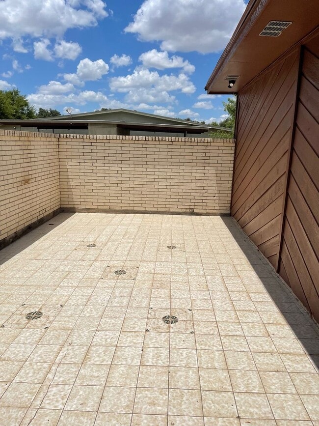 Building Photo - 1128 Redbud Ave