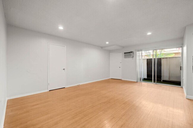 Building Photo - 607 Flores St