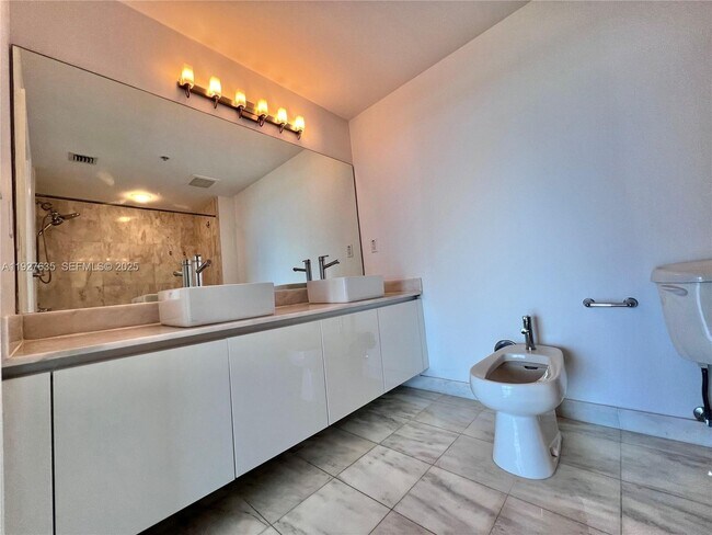 Building Photo - 601 NE 36th St