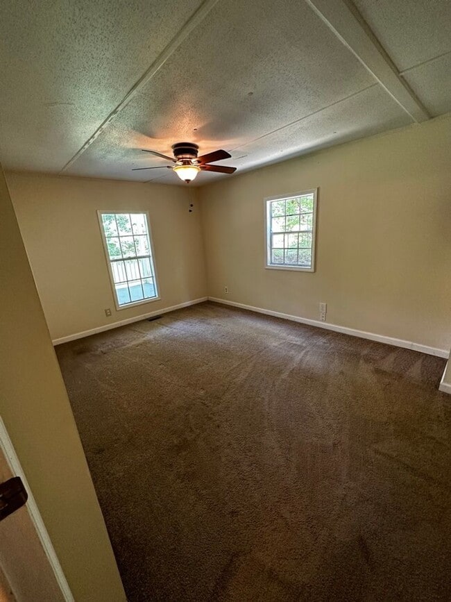 Building Photo - 4 Bedrooms, 2 Bathrooms - Home in Cartersville!