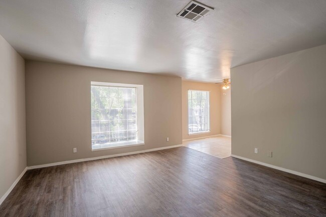Building Photo - 2 Bed / 2 Bath Condo in Central Tulsa!