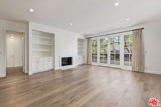 Building Photo - 133 S Oakhurst Dr