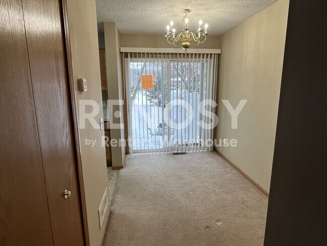 Building Photo - Available August 8 - 2 Bed/1.5 Bath Townhome in Prior Lake