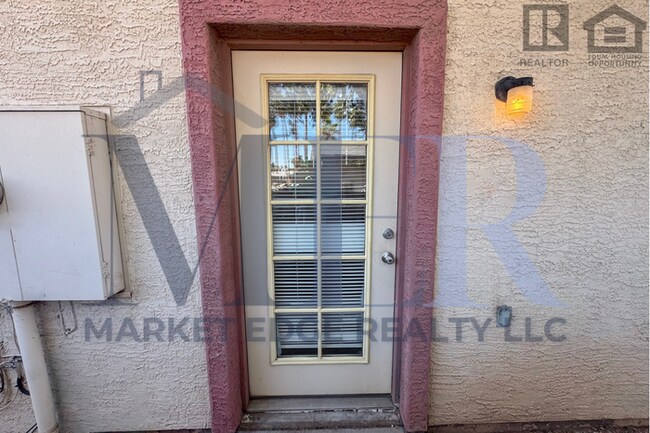 Building Photo - 3Bed/2.5Bath Townhouse at 24th St/Thomas! Ready for Immediate Move-In!