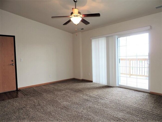 Building Photo - $1,050 | 2 Bedroom, 2 Bathroom Condo | No ...
