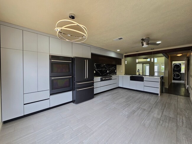 Building Photo - 7250 Via Verde