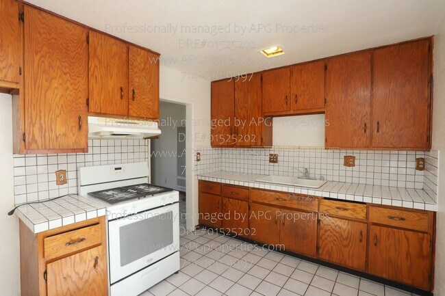 Building Photo - 830 E Anaheim St