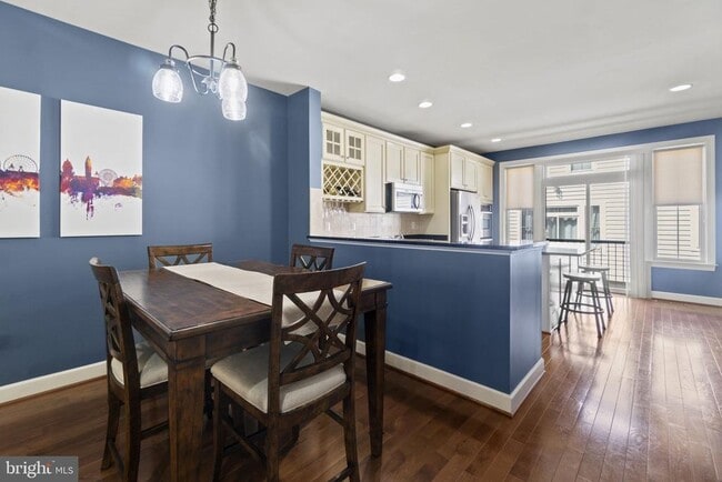 Building Photo - 2509 S Kenmore Ct