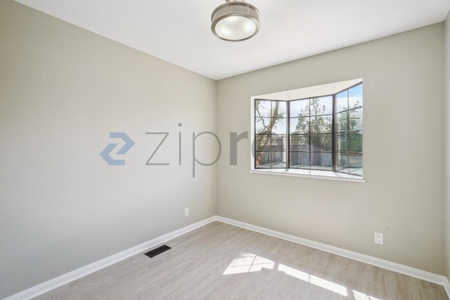 Building Photo - Unit C