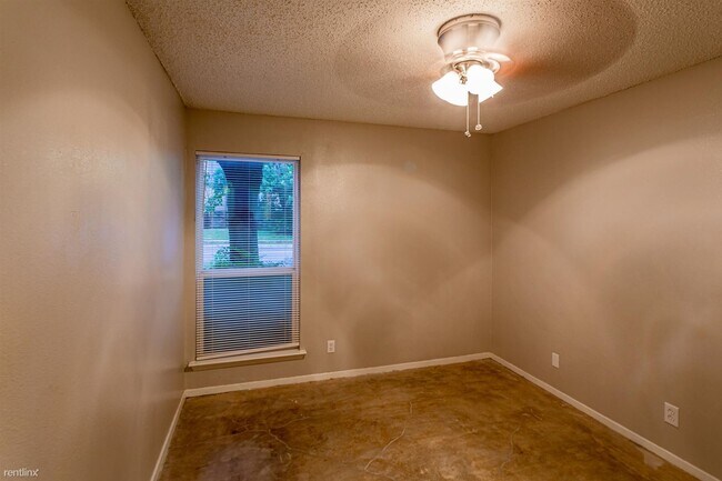 Building Photo - 2 br, 1 bath 4plex - 1220 Southport Dr A A