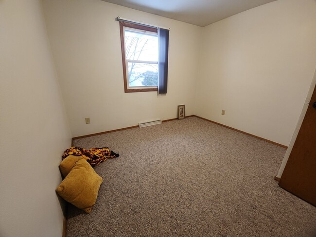 Building Photo - 631-633 E Longview Dr.