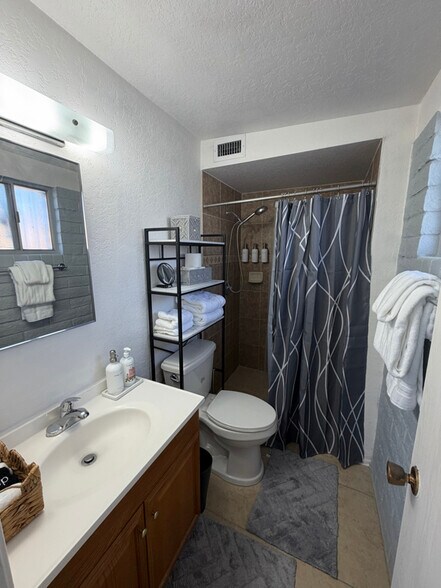 Building Photo - 1711 E Camino Carreta