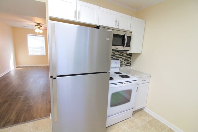 Building Photo - Renovated 2 bedroom Townhome in Belmont!