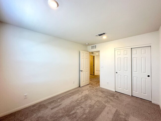 Building Photo - Saguaro Pyle