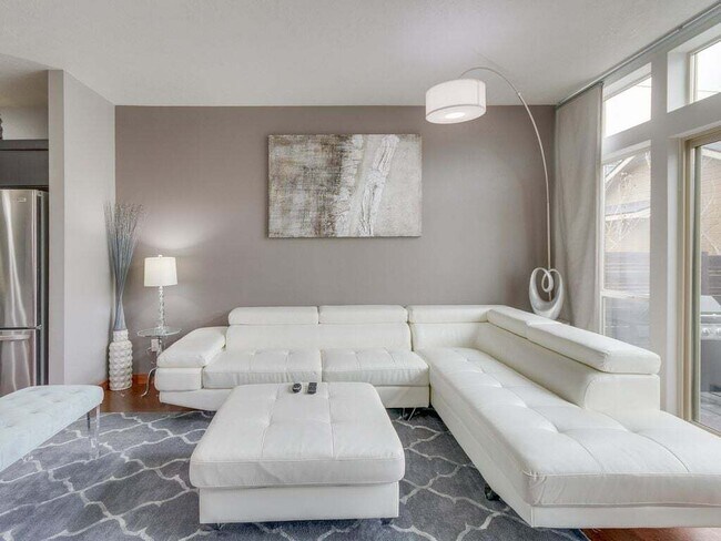 Building Photo - 1705 S Vermont Ave