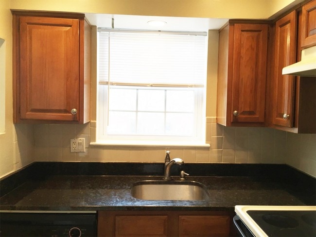 Building Photo - 2105 N Scott St