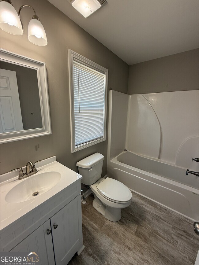 Building Photo - 305 Martin Cir