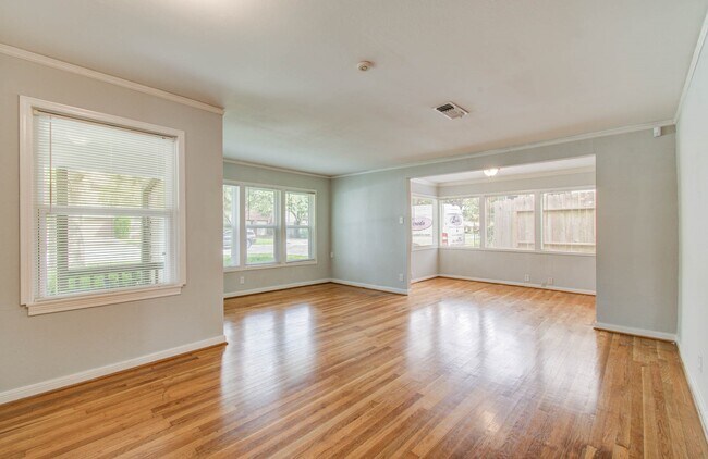 Building Photo - 5519 Huisache St