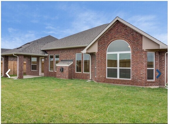 Building Photo - 15310 Montreal Dr