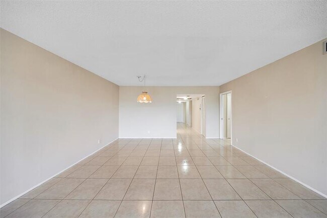Building Photo - 2601 S Palm Aire Dr