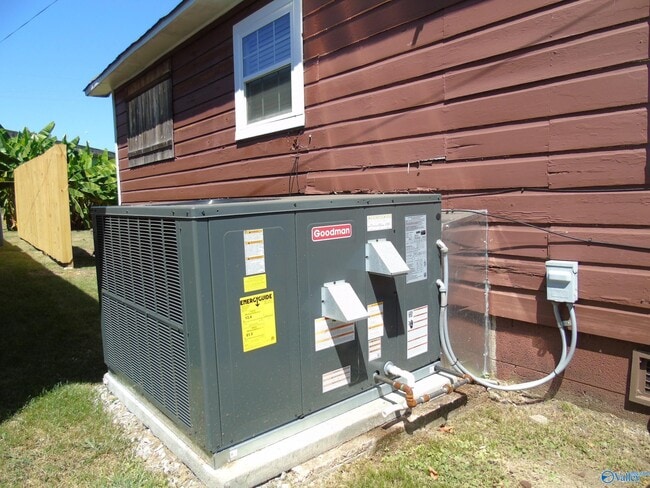 Building Photo - 303 McCullough Ave NE