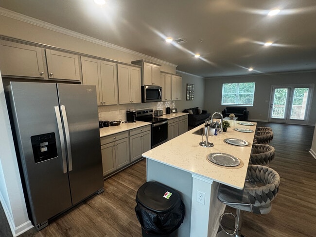 Building Photo - Room in Townhome on Chestnut Trce