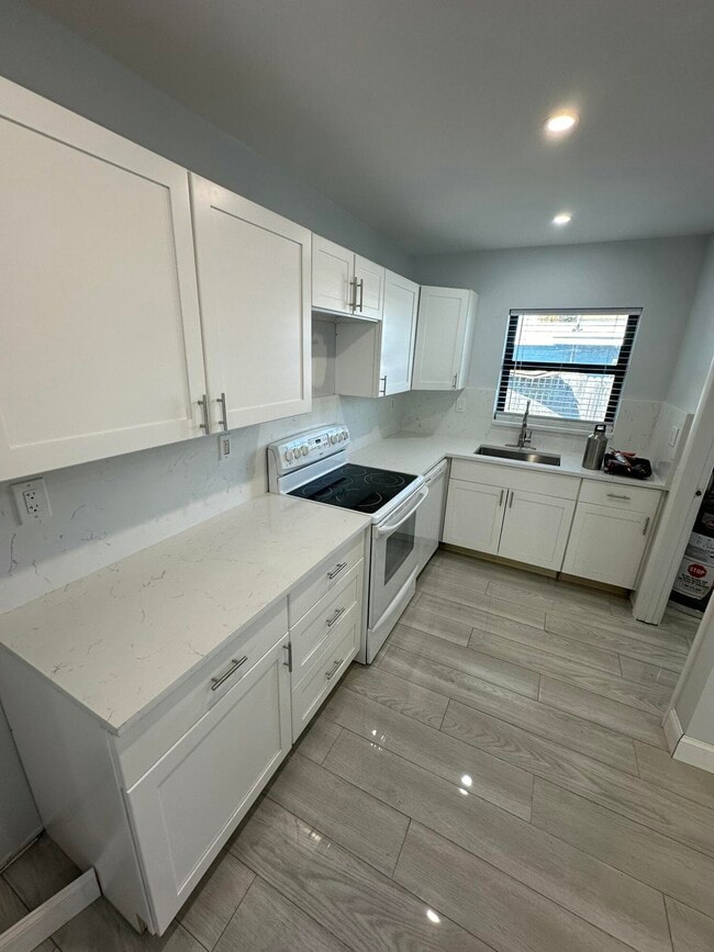 Building Photo - 122 SW 12th Ave