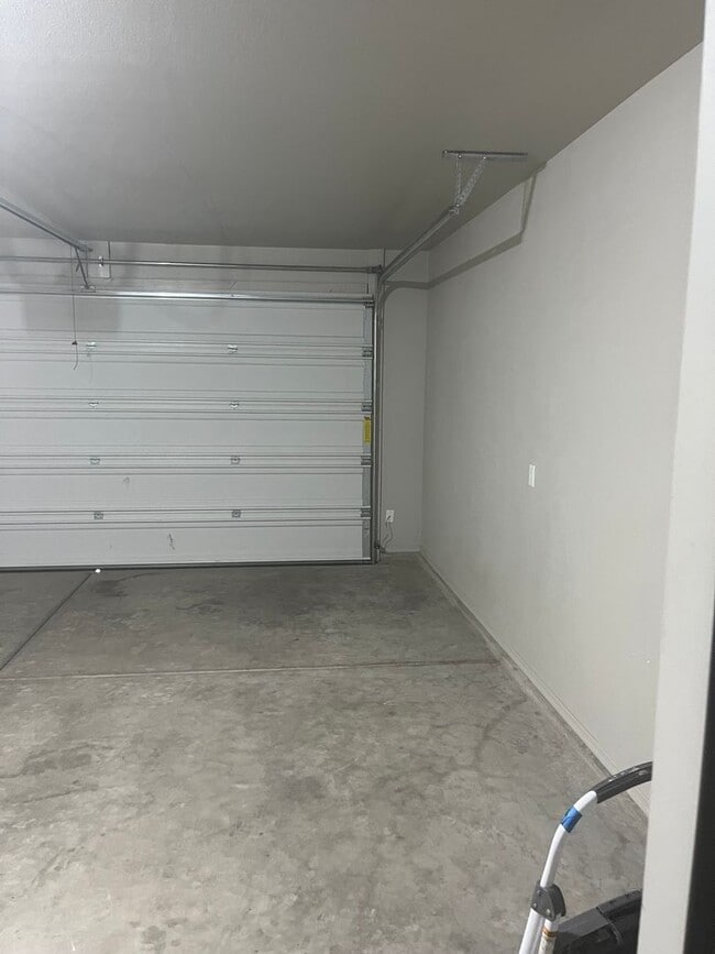 Building Photo - Beautiful Like New 4 Bedroom 3 Bathroom ho...