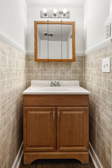 Building Photo - 7488 Country Brook Dr