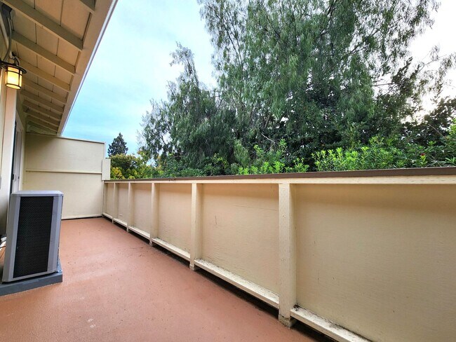 Building Photo - Updated 2 bedroom with in unit washer, dry...