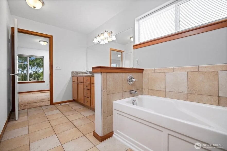 Building Photo - 6214 Malloy Ave