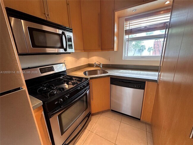 Building Photo - 1100 Venetian Way