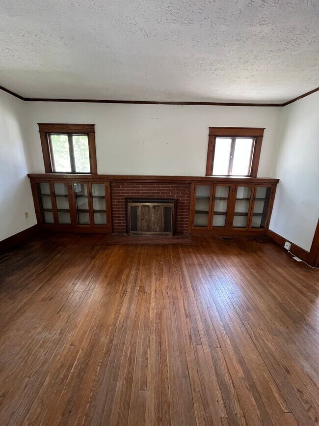 Building Photo - 5 BD/2BA Home next to Kirkwood with fenced backyard!