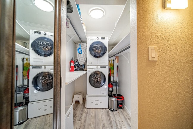 Building Photo - 910 Duncan Ln