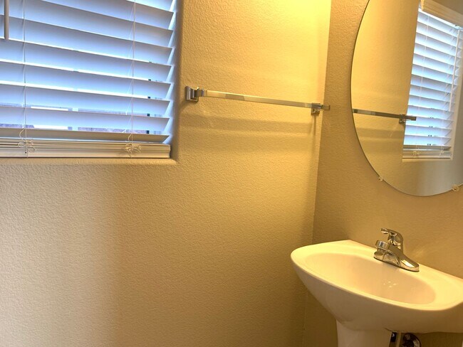 Building Photo - 3 Bedroom House in gated community