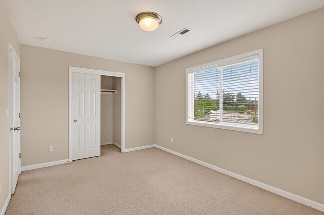 Building Photo - 3 bedrooms / 3.5 bathrooms Townhome w/ Garage