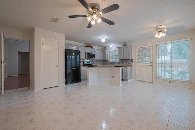 Building Photo - 6607 Bayou Crest Dr