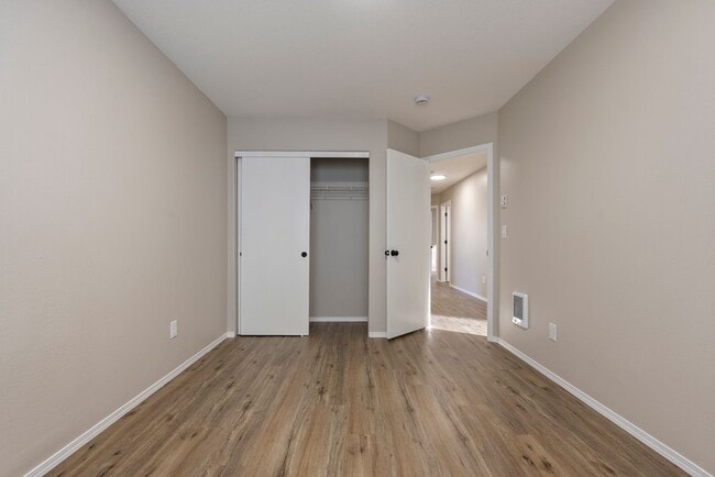 Building Photo - 4 bedroom/2.5 bathroom available in SE Portland