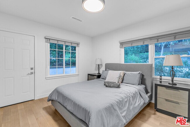 Building Photo - 3935 Kentucky Dr