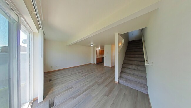 Building Photo - Townhouse-style End unit 3BD, 1.5 BA with attached garage