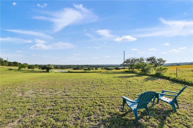 Building Photo - 7 acres with 5 bed, 3 bath less than 25 mi...