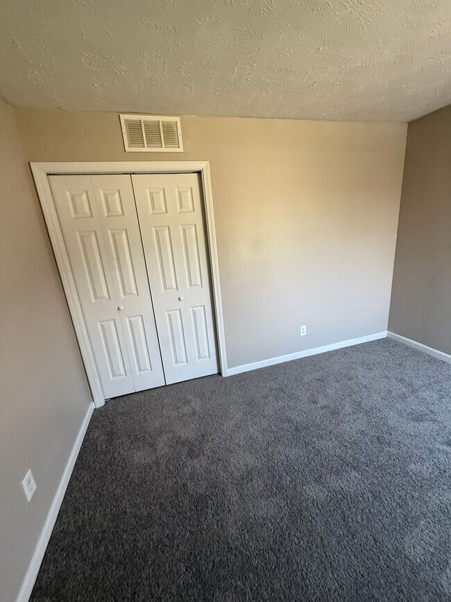 Building Photo - Charming 3-Bedroom Property in Prime Location