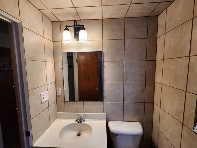 Building Photo - Updated Lower Level Apartment - Kimberly
