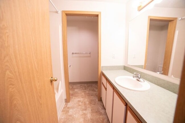 Building Photo - Townhome with Fresh Updates!!