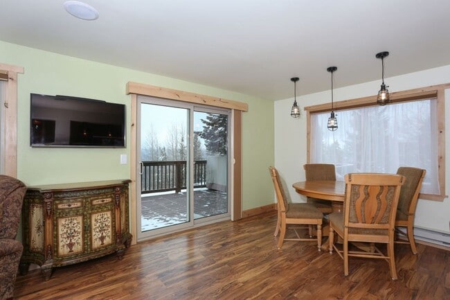 Building Photo - Amazing views! On bus route! 1 Year Lease!